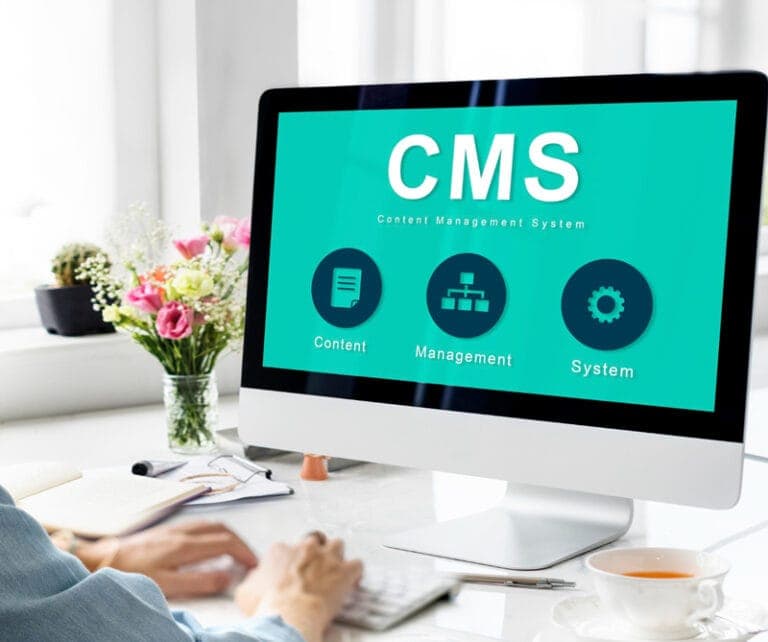 Image d'un écran d'ordinateur affichant le terme CMS (Content Management System) pour illustrer l'utilisation de WordPress.