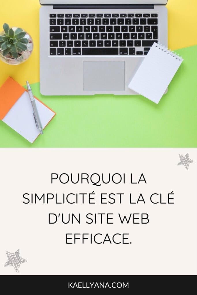 Image d'un ordinateur portable et de carnets colorés, illustrant l'importance de la simplicité pour un site web efficace.