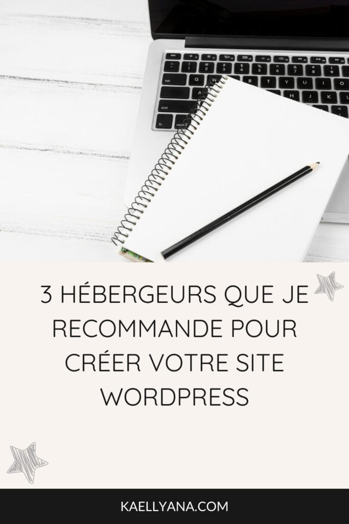 Image montrant un ordinateur portable avec un carnet et un crayon, accompagnée du texte : 3 hébergeurs que je recommande pour créer votre site WordPress.