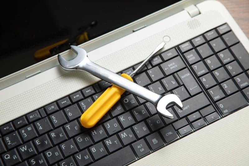 Clavier d'ordinateur avec outils de maintenance, représentant l'entretien d'un site WordPress.