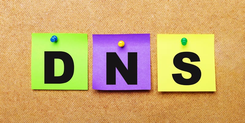 Post-its colorés formant l'acronyme DNS