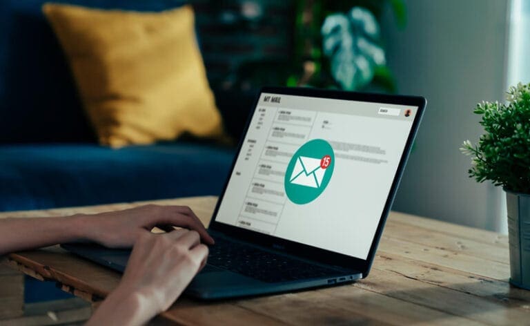 Ordinateur affichant une boîte mail avec notifications, illustrant la gestion des emails professionnels.