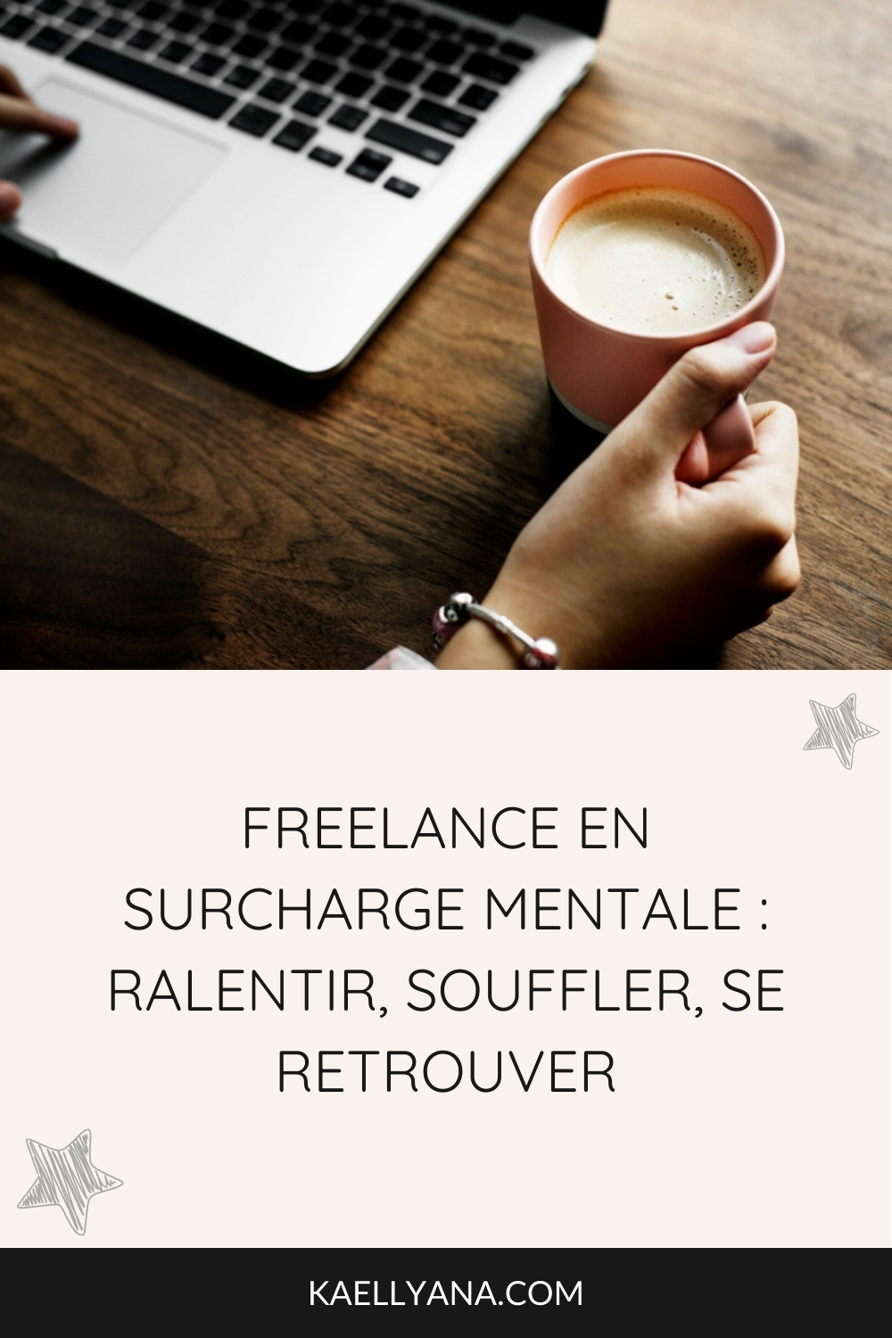 Épingle Pinterest avec le titre “Freelance en surcharge mentale : ralentir, souffler, se retrouver” et une tasse de café devant un ordinateur.