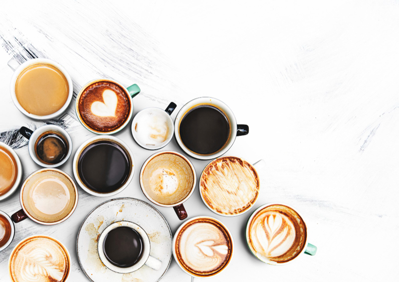 Collection de tasses de café avec de beaux motifs en forme de cœur, parfaite pour illustrer un rituel de travail en freelance.