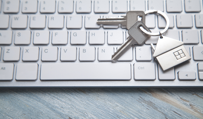 Clés de maison posées sur un clavier d’ordinateur, symbolisant la propriété d’un site web WordPress