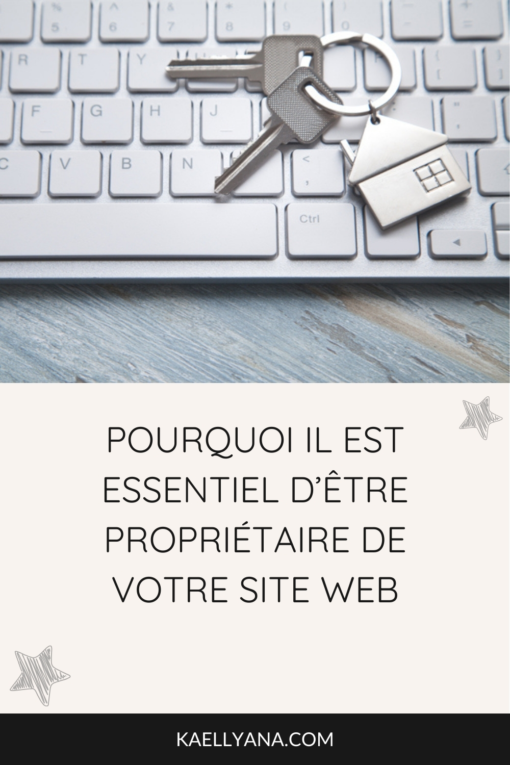 Clavier avec trousseau de clés en forme de maison et titre “Pourquoi il est essentiel d’être propriétaire de votre site web”