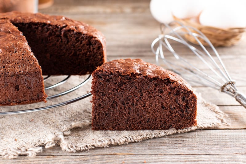 Part de gâteau au chocolat moelleux fait maison sur une grille