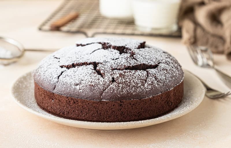 Gâteau au chocolat saupoudré de sucre glace sur une assiette