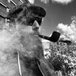 Portrait de Jérémie Morançon, auteur, en noir et blanc, fumant une pipe