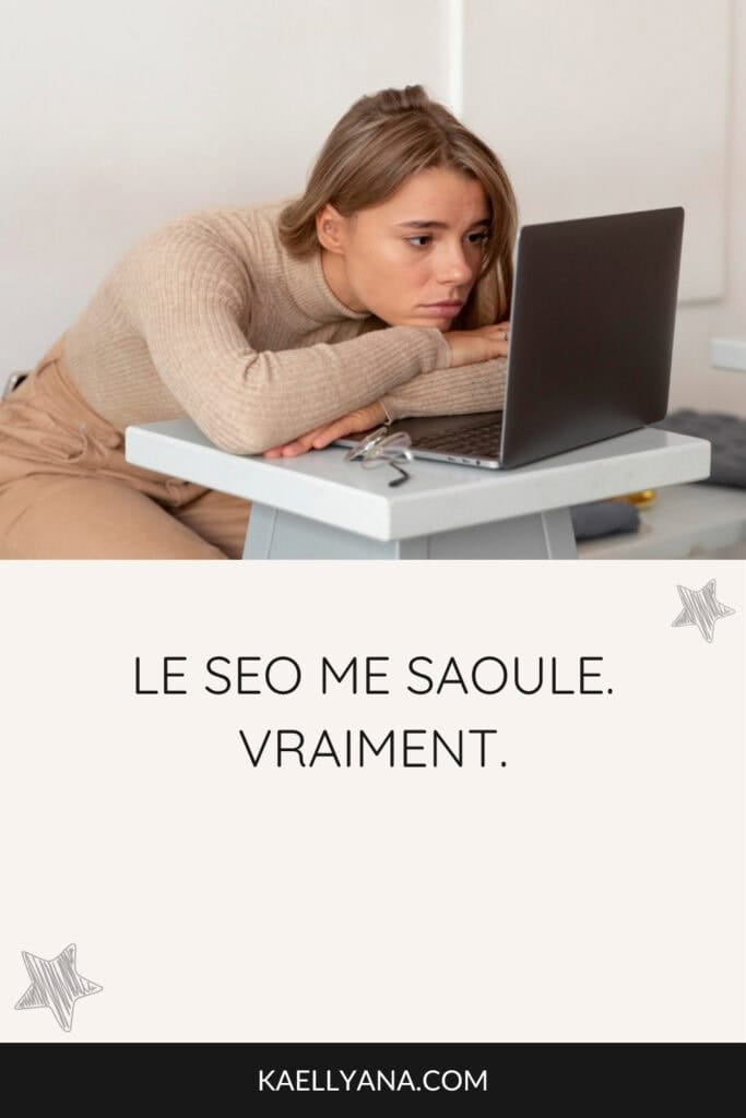 Femme fatiguée devant son ordinateur, lassée par le SEO