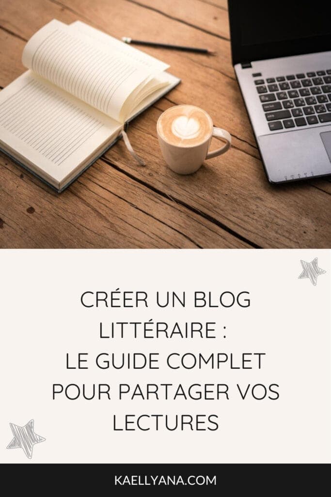 asse de café, carnet ouvert et ordinateur portable sur une table en bois, avec le texte "Créer un blog littéraire : le guide complet pour partager vos lectures".
