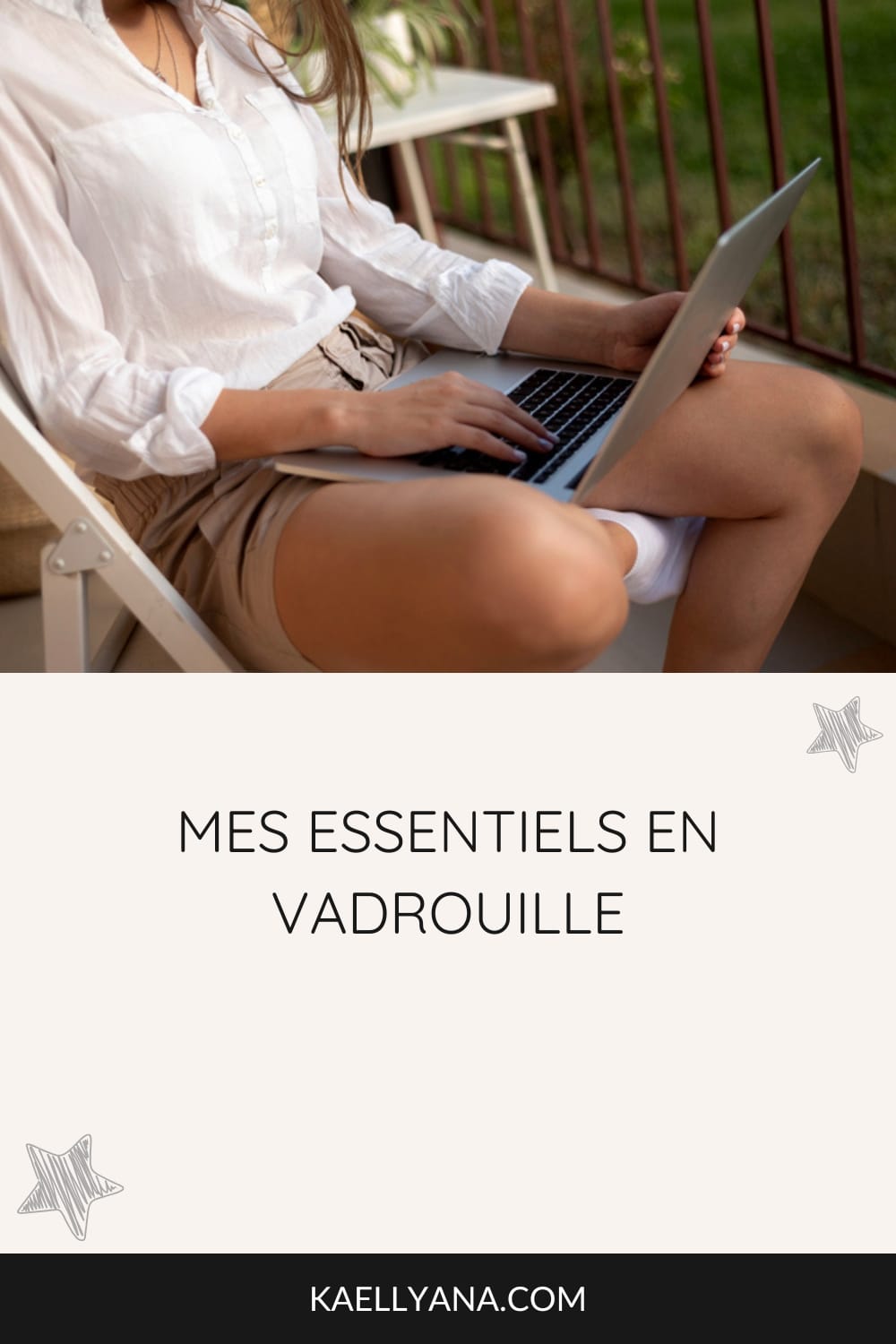 Femme travaillant sur son ordinateur portable en extérieur, illustration de mes essentiels en vadrouille.