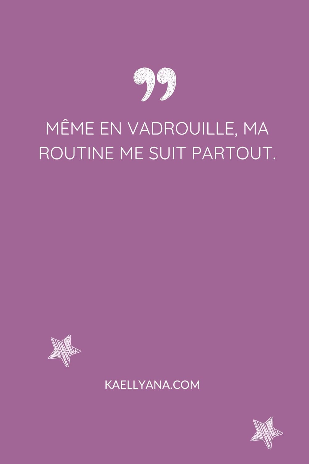 Citation inspirante : même en vadrouille, ma routine me suit partout, visuel violet avec étoiles décoratives.