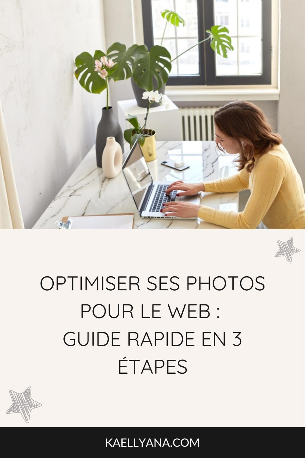 Image illustrant le guide « Optimiser ses photos pour le web : guide rapide en 3 étapes », montrant une femme travaillant sur son ordinateur dans un bureau lumineux.