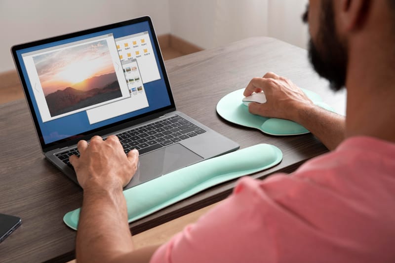 personne optimisant des images sur ordinateur portable