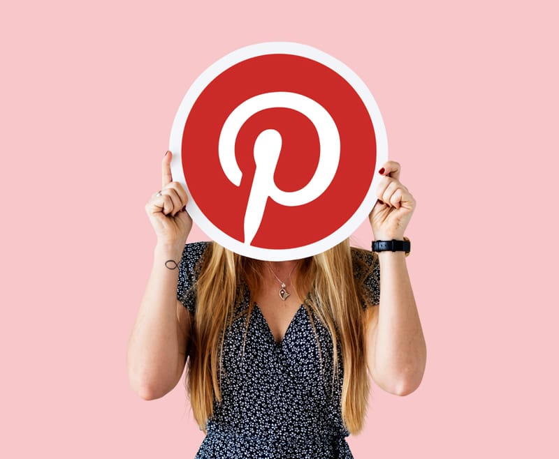 femme tenant le logo Pinterest pour blogueuses débutantes