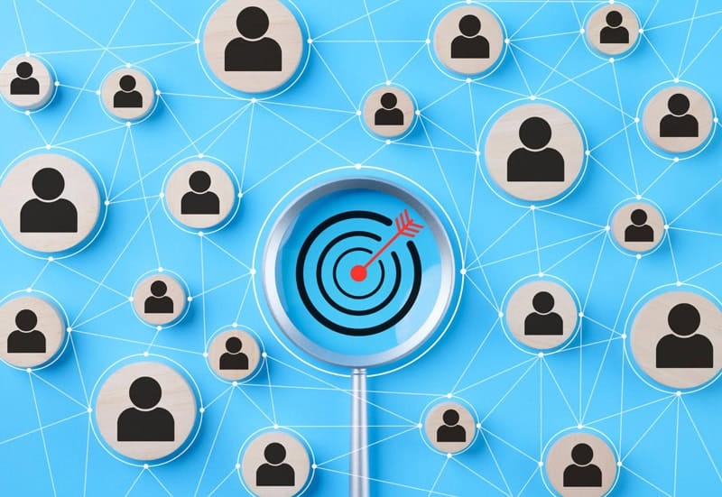 réseau de personnes avec cible au centre pour newsletter