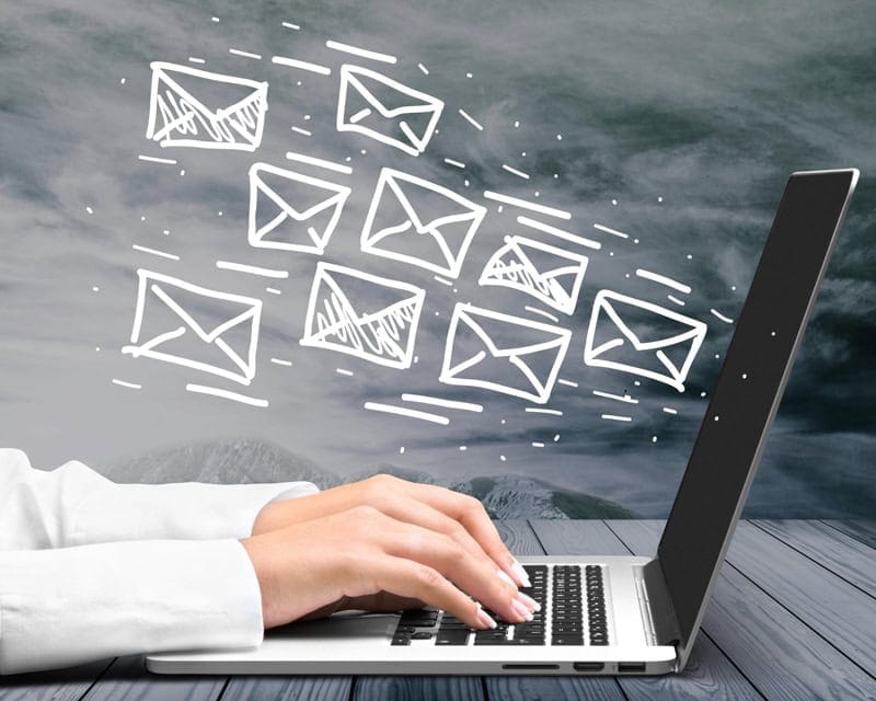 Envoi de newsletter email depuis ordinateur portable pour blog