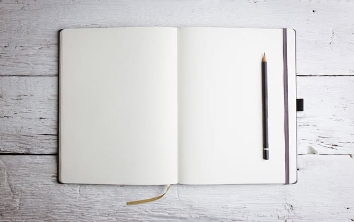 Carnet ouvert et crayon pour noter des idées d’articles de blog lecture