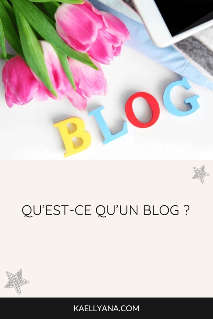 Lettres colorées formant le mot blog près de tulipes roses, avec le titre « Qu'est-ce qu'un blog ? »